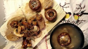Ароматна супа с кралски печурки