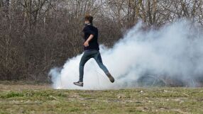 Безредици и опит за бягство в гръцки център за мигранти край границата с България