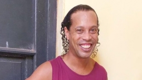 Роналдиньо се усмихва и в затвора (СНИМКА)