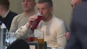 Вместо да се изолира, Пикфорд пие бира на боксов мач 