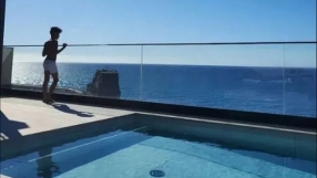 Карантината на Роналдо: Басейн с изглед към Атлантическия океан и собствено футболно игрище