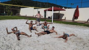 Неймар спазва карантината, но с приятели