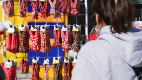 Мартеници в евро: Какви са цените преди празника? 