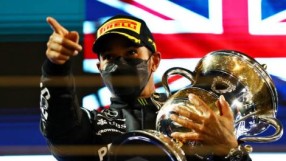 Хамилтън започна сезона във Формула 1 с дискусионна победа