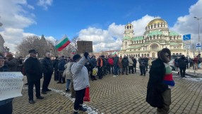 Привърженици на Янев блокираха движението пред парламента