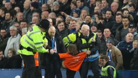 Мъж се върза през гърлото за гредата на мач в Англия (СНИМКА)