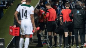 Прекратиха мач от Бундеслигата заради уцелен с чаша бира съдия