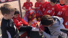 Варела зарадва контузено дете от школата на ЦСКА (ВИДЕО и ГАЛЕРИЯ)