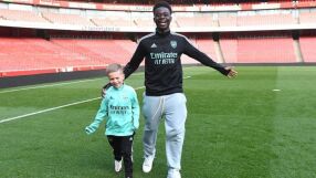 Малък фен изпратил джобните си на обиждания Сака (ВИДЕО)