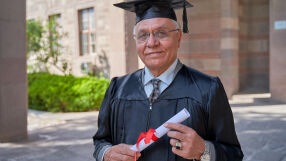 Син завърши университет на 78 г., за да зарадва 98-годишната си майка (ВИДЕО)