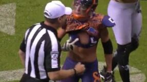 Футболистка си показа гърдите на рефер (ВИДЕО)