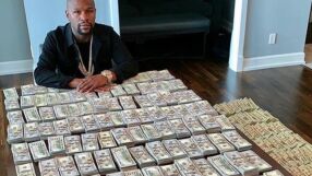 Килим от норка и 45-инчов телевизор - влезте в колата на Флойд Мейуедър