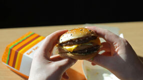 McDonald’s премахва два класически бургера от менюто си