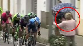 Баба снима колоездачи и предизвика ужасяващо падане (ВИДЕО)