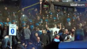 Свиреп бой на фенове с полицаи преди Италия – Англия (ВИДЕО)   