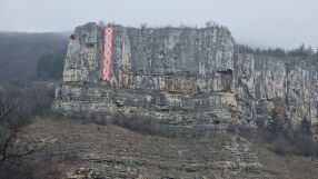 Спуснаха гигантска бяло-червена мартеница на скалите над село Гара Лакатник (СНИМКИ)