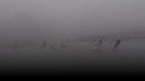 Счупвания, синини и сълзи... Скиорки се потрошиха след старт в мъгла (ВИДЕО)
