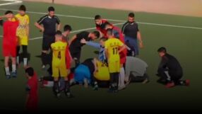 Разтърсващо: 17-годишен почина на терена (ВИДЕО)