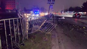 Тежка катастрофа в Русе, автомобил се заби в стълб (СНИМКИ)