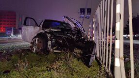 Тежка катастрофа в Русе, автомобил се заби в стълб (СНИМКИ)