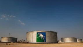 Саудитски петролен гигант затвори една от рафинериите си заради удар с дрон