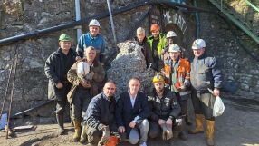 "Символ на упорита работа и несломим дух": Извадиха гигантски кристал с дължина 1,40 м и ширина 1,20 м 