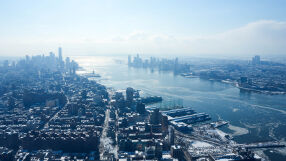 „Още едно чудо на Хъдсън“: Самолет се разби в ледените води на реката, всички на борда оцеляха 