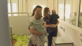 Намерено е приемно семейство за бебетата, които от 9 месеца живеят в болница в София