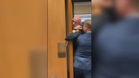 Бивш морски пехотинец е със счупена ръка заради протест в Капитолия срещу войната в Иран (ВИДЕО)