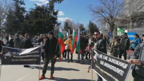 Протест срещу високите сметки за ток: Недоволни блокираха границата при Силистра