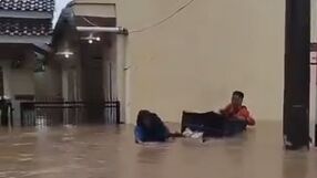 Наводнения отнеха живота на двама души в Бали, други двама са в неизвестност (ВИДЕО)