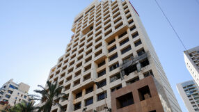 Видео на очевидец показва пожара в хотел „Рамада“ в Бейрут, който бе ударен от Израел 