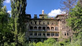 Продават четириетажна вила на първия български милиардер