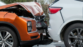 Шофьор се вряза в автокъща край Стара Загора, блъсна шест коли и избяга