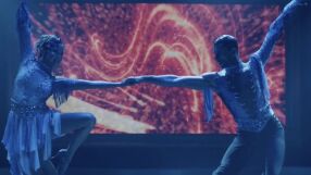 Българи обличат звездите в един от най-хитовите сериали на Netflix