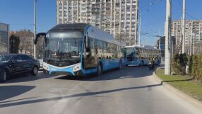 Продължават протестите за по-високи заплати: В Русе шофьори от градския транспорт блокираха движението