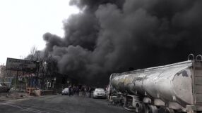 Цените на петрола спаднаха под 90 долара за барел въпреки продължаващите удари в Близкия изток