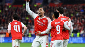 Арсенал отърва кожата в Германия след спорна дузпа