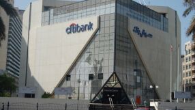 Две международни банки затварят временно офисите си в Близкия Изток