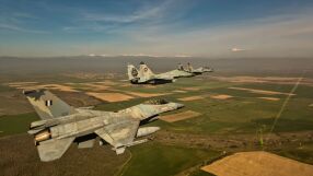 Български изтребители МиГ-29 и гръцки F-16 проведоха съвместни тренировъчни полети (СНИМКИ)