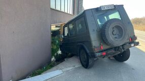 „Бързат да си поръчат“: Военен джип се вряза в ресторант край Пловдив