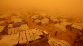 Пясъчна буря нанесе щети по лагери в опустошената Газа (СНИМКИ и ВИДЕО)