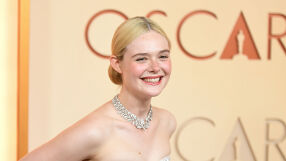 Ел Фанинг с колие от 1903 г. и цветчета глициния, бродирани на ръка (ВИДЕО)