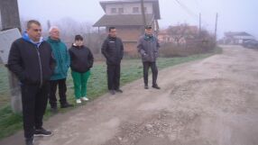 „Ние чупим стари тухли и ги хвърляме в дупките“: Жители на Лом се оплакват от разбита улица