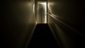 „Вратите се блъскат. Играчките се движат“: Баща се изнесе от нов апартамент заради паранормална активност. Котката първа усетила