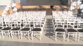 63 празни стола с 63 бели рози: Северна Македония почете жертвите от Кочани