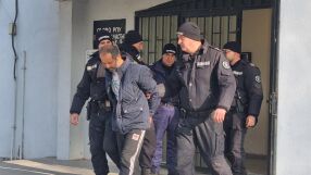 Спецоперация в бургаския квартал „Победа": 10 задържани, разкрита е и нарколаборатория (СНИМКИ)