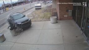 След засичане кола се вряза в административна сграда (ВИДЕО)