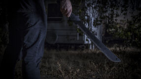 Английската служба за сигурност ще обезщети жена, нападната с мачете от нейн агент