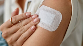 Учени създадоха „умна“ лепенка, която сама разпознава и лекува рани